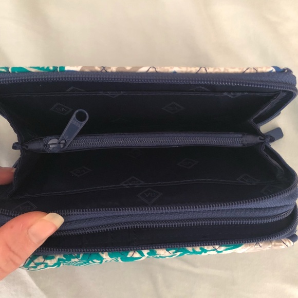 VB wristlet/crossbody - Picture 3 of 6